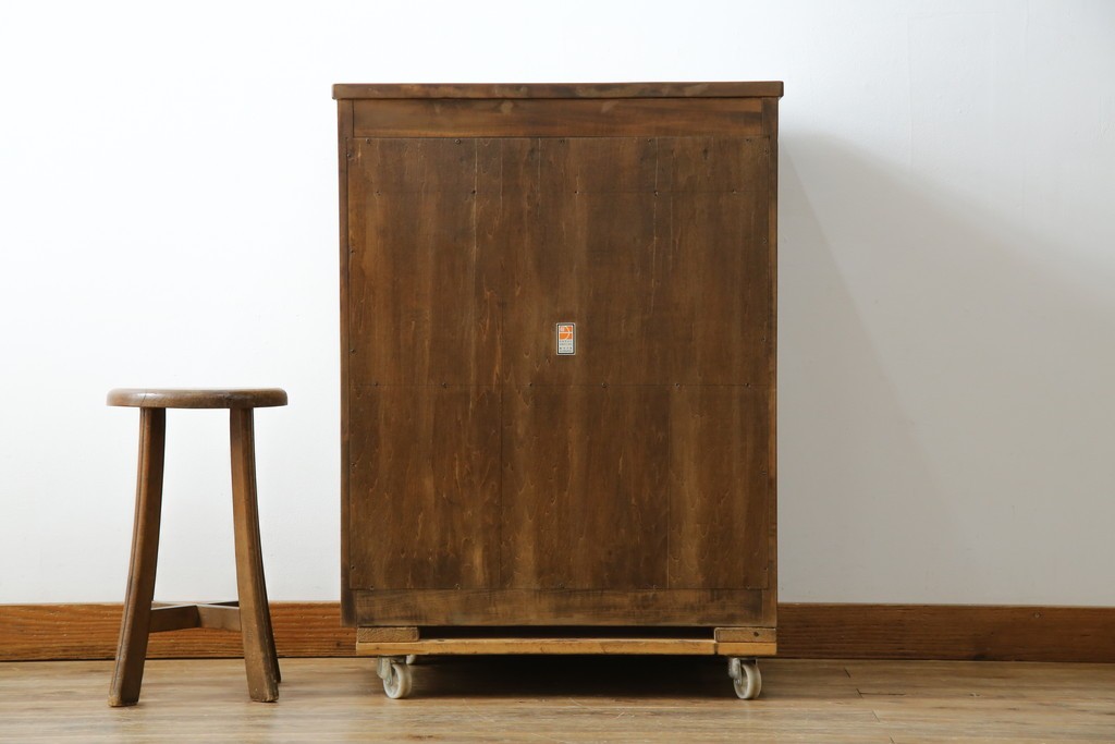 中古　軽井沢彫り　随所に施された桜の彫りが見事なサイドキャビネット　(R-081289)