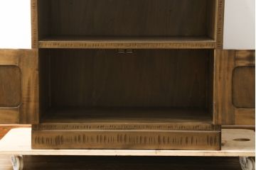 中古　軽井沢彫り　随所に施された桜の彫りが見事なサイドキャビネット(収納棚、戸棚、サイドボード)(R-081289)