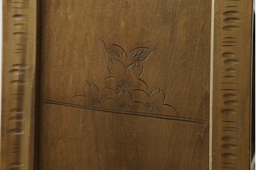 中古　軽井沢彫り　随所に施された桜の彫りが見事なサイドキャビネット(収納棚、戸棚、サイドボード)(R-081289)
