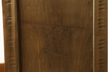 中古　軽井沢彫り　随所に施された桜の彫りが見事なサイドキャビネット(収納棚、戸棚、サイドボード)(R-081289)