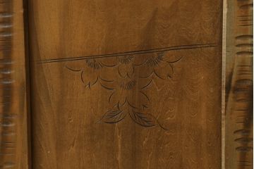 中古　軽井沢彫り　随所に施された桜の彫りが見事なサイドキャビネット(収納棚、戸棚、サイドボード)(R-081289)
