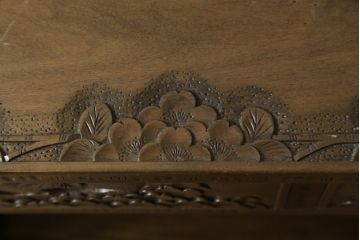 中古　軽井沢彫り　随所に施された桜の彫りが見事なサイドキャビネット(収納棚、戸棚、サイドボード)(R-081289)