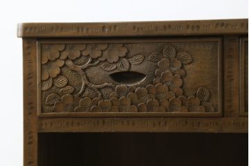 中古　軽井沢彫り　随所に施された桜の彫りが見事なサイドキャビネット(収納棚、戸棚、サイドボード)(R-081289)