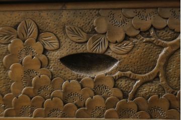 中古　軽井沢彫り　随所に施された桜の彫りが見事なサイドキャビネット(収納棚、戸棚、サイドボード)(R-081289)
