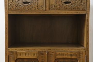 中古　軽井沢彫り　随所に施された桜の彫りが見事なサイドキャビネット(収納棚、戸棚、サイドボード)(R-081289)