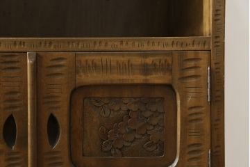 中古　軽井沢彫り　随所に施された桜の彫りが見事なサイドキャビネット(収納棚、戸棚、サイドボード)(R-081289)
