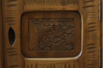 中古　軽井沢彫り　随所に施された桜の彫りが見事なサイドキャビネット(収納棚、戸棚、サイドボード)(R-081289)