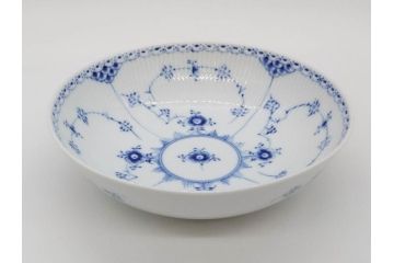 デンマーク　ROYAL COPENHAGEN(ロイヤルコペンハーゲン)　ブルーフルーテッド 　ハーフレース　美しいブルーの縁取りが魅力のボウル&ピックルディッシュセット(プレート、変形皿、中皿、洋食器、北欧)(R-081290)