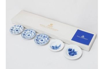 デンマーク　ROYAL COPENHAGEN(ロイヤルコペンハーゲン)　ブルーフルーテッド　プレイン　ハーフレース　フルレース　ブルーフラワー　食卓に華やぎを与えるミニプレート5枚セット(小皿、豆皿、フラワー、花、洋食器、北欧、共箱付き)(R-081291)