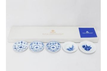 デンマーク　ROYAL COPENHAGEN(ロイヤルコペンハーゲン)　ブルーフルーテッド　プレイン　ハーフレース　フルレース　ブルーフラワー　食卓に華やぎを与えるミニプレート5枚セット(小皿、豆皿、フラワー、花、洋食器、北欧、共箱付き)(R-081291)