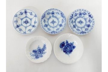デンマーク　ROYAL COPENHAGEN(ロイヤルコペンハーゲン)　ブルーフルーテッド　プレイン　ハーフレース　フルレース　ブルーフラワー　食卓に華やぎを与えるミニプレート5枚セット(小皿、豆皿、フラワー、花、洋食器、北欧、共箱付き)(R-081291)