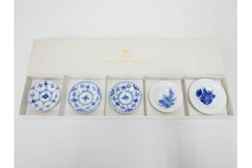 デンマーク　ROYAL COPENHAGEN(ロイヤルコペンハーゲン)　ブルーフルーテッド　プレイン　ハーフレース　フルレース　ブルーフラワー　食卓に華やぎを与えるミニプレート5枚セット(小皿、豆皿、フラワー、花、洋食器、北欧、共箱付き)(R-081291)
