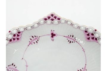 希少　デンマーク　ROYAL COPENHAGEN(ロイヤルコペンハーゲン)　バーガンディ　フルーテッド　フルレース　上品な雰囲気漂うシェルディッシュ(金彩、プレート、貝、中皿、変形皿、洋食器、北欧)(R-081293)
