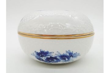 ドイツ　マイセン　Meissen　ブルーフラワー　金彩　清楚な美しさを感じる小物入れ(蓋物、ボックス、キャンディーポット、ボンボニエール、磁器)(R-081294)