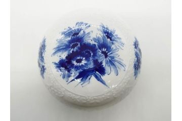 ドイツ　マイセン　Meissen　ブルーフラワー　金彩　清楚な美しさを感じる小物入れ(蓋物、ボックス、キャンディーポット、ボンボニエール、磁器)(R-081294)