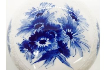 ドイツ　マイセン　Meissen　ブルーフラワー　金彩　清楚な美しさを感じる小物入れ(蓋物、ボックス、キャンディーポット、ボンボニエール、磁器)(R-081294)