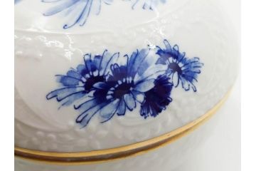ドイツ　マイセン　Meissen　ブルーフラワー　金彩　清楚な美しさを感じる小物入れ(蓋物、ボックス、キャンディーポット、ボンボニエール、磁器)(R-081294)