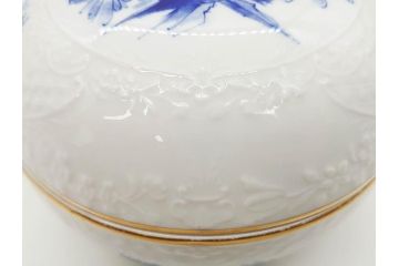 ドイツ　マイセン　Meissen　ブルーフラワー　金彩　清楚な美しさを感じる小物入れ(蓋物、ボックス、キャンディーポット、ボンボニエール、磁器)(R-081294)