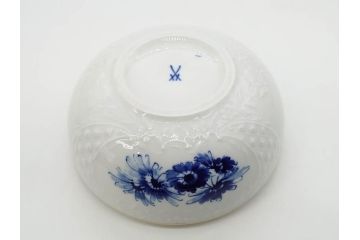 ドイツ　マイセン　Meissen　ブルーフラワー　金彩　清楚な美しさを感じる小物入れ(蓋物、ボックス、キャンディーポット、ボンボニエール、磁器)(R-081294)