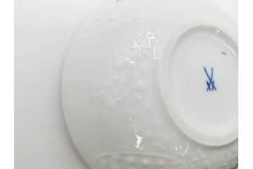 ドイツ　マイセン　Meissen　ブルーフラワー　金彩　清楚な美しさを感じる小物入れ(蓋物、ボックス、キャンディーポット、ボンボニエール、磁器)(R-081294)