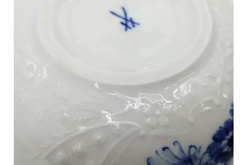 ドイツ　マイセン　Meissen　ブルーフラワー　金彩　清楚な美しさを感じる小物入れ(蓋物、ボックス、キャンディーポット、ボンボニエール、磁器)(R-081294)