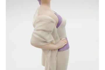 イタリア　カポディモンテ(Capodimonte)　サンドロ・マッジョーニ(Sandro Maggioni)　ドレスの柔らかな雰囲気が美しいフィギュリン(陶器人形、女性、置物、オブジェ)(R-081296)