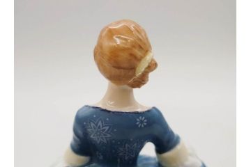 イギリス　Royal Doulton(ロイヤルドルトン)　Hilary(ヒラリー)　上品な雰囲気のフィギュリン(陶器人形、女性、貴婦人、置物、オブジェ)(R-081297)