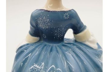 イギリス　Royal Doulton(ロイヤルドルトン)　Hilary(ヒラリー)　上品な雰囲気のフィギュリン(陶器人形、女性、貴婦人、置物、オブジェ)(R-081297)