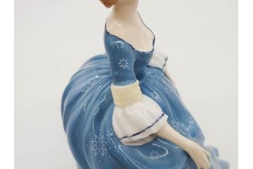 イギリス　Royal Doulton(ロイヤルドルトン)　Hilary(ヒラリー)　上品な雰囲気のフィギュリン(陶器人形、女性、貴婦人、置物、オブジェ)(R-081297)