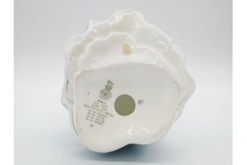 イギリス　Royal Doulton(ロイヤルドルトン)　Hilary(ヒラリー)　上品な雰囲気のフィギュリン(陶器人形、女性、貴婦人、置物、オブジェ)(R-081297)