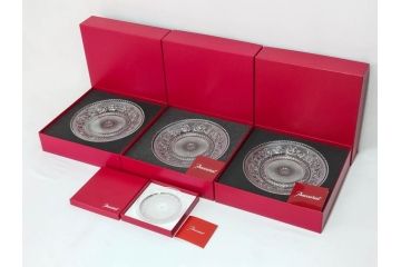 フランス　Baccarat　バカラ　アラベスク　(大)約20cm　(小)約12cm　澄んだ透明感が魅力のプレート4枚セット(小皿、中皿、フルレッドクリスタル、共箱付き)(R-081302)