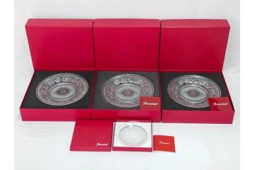フランス　Baccarat　バカラ　アラベスク　(大)約20cm　(小)約12cm　澄んだ透明感が魅力のプレート4枚セット(小皿、中皿、フルレッドクリスタル、共箱付き)(R-081302)