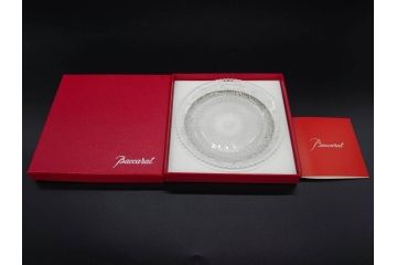 フランス　Baccarat　バカラ　アラベスク　(大)約20cm　(小)約12cm　澄んだ透明感が魅力のプレート4枚セット(小皿、中皿、フルレッドクリスタル、共箱付き)(R-081302)