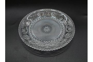 フランス　Baccarat　バカラ　アラベスク　(大)約20cm　(小)約12cm　澄んだ透明感が魅力のプレート4枚セット(小皿、中皿、フルレッドクリスタル、共箱付き)(R-081302)