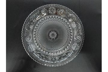 フランス　Baccarat　バカラ　アラベスク　(大)約20cm　(小)約12cm　澄んだ透明感が魅力のプレート4枚セット(小皿、中皿、フルレッドクリスタル、共箱付き)(R-081302)