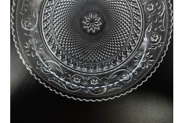 フランス　Baccarat　バカラ　アラベスク　(大)約20cm　(小)約12cm　澄んだ透明感が魅力のプレート4枚セット(小皿、中皿、フルレッドクリスタル、共箱付き)(R-081302)