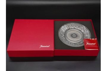 フランス　Baccarat　バカラ　アラベスク　(大)約20cm　(小)約12cm　澄んだ透明感が魅力のプレート4枚セット(小皿、中皿、フルレッドクリスタル、共箱付き)(R-081302)