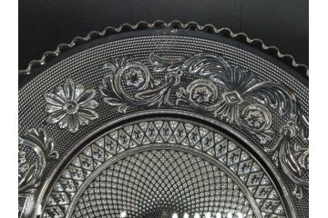 フランス　Baccarat　バカラ　アラベスク　(大)約20cm　(小)約12cm　澄んだ透明感が魅力のプレート4枚セット(小皿、中皿、フルレッドクリスタル、共箱付き)(R-081302)