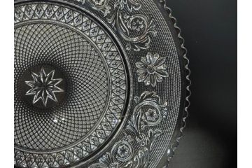 フランス　Baccarat　バカラ　アラベスク　(大)約20cm　(小)約12cm　澄んだ透明感が魅力のプレート4枚セット(小皿、中皿、フルレッドクリスタル、共箱付き)(R-081302)