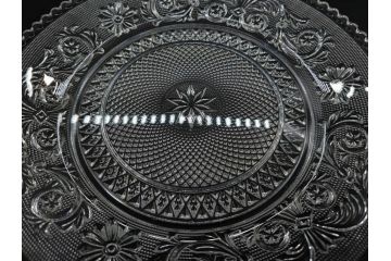 フランス　Baccarat　バカラ　アラベスク　(大)約20cm　(小)約12cm　澄んだ透明感が魅力のプレート4枚セット(小皿、中皿、フルレッドクリスタル、共箱付き)(R-081302)