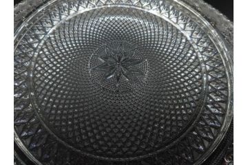 フランス　Baccarat　バカラ　アラベスク　(大)約20cm　(小)約12cm　澄んだ透明感が魅力のプレート4枚セット(小皿、中皿、フルレッドクリスタル、共箱付き)(R-081302)