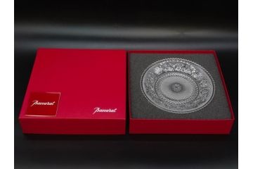 フランス　Baccarat　バカラ　アラベスク　(大)約20cm　(小)約12cm　澄んだ透明感が魅力のプレート4枚セット(小皿、中皿、フルレッドクリスタル、共箱付き)(R-081302)