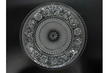 フランス　Baccarat　バカラ　アラベスク　(大)約20cm　(小)約12cm　澄んだ透明感が魅力のプレート4枚セット(小皿、中皿、フルレッドクリスタル、共箱付き)(R-081302)