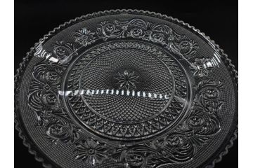 フランス　Baccarat　バカラ　アラベスク　(大)約20cm　(小)約12cm　澄んだ透明感が魅力のプレート4枚セット(小皿、中皿、フルレッドクリスタル、共箱付き)(R-081302)