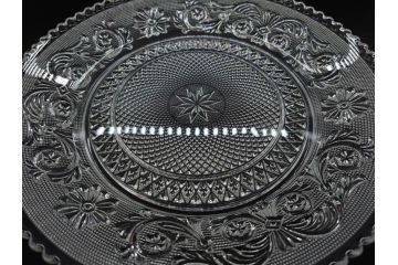 フランス　Baccarat　バカラ　アラベスク　(大)約20cm　(小)約12cm　澄んだ透明感が魅力のプレート4枚セット(小皿、中皿、フルレッドクリスタル、共箱付き)(R-081302)