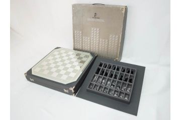 オーストリア　SWAROVSKI(スワロフスキー)　SILVER CRYSTAL(シルバー クリスタル)　チェスセット(チェス盤、駒、ピース、スワン印、ケース付き、外箱付き)(R-081304)