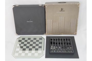 オーストリア　SWAROVSKI(スワロフスキー)　SILVER CRYSTAL(シルバー クリスタル)　チェスセット(チェス盤、駒、ピース、スワン印、ケース付き、外箱付き)(R-081304)