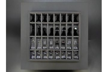 オーストリア　SWAROVSKI(スワロフスキー)　SILVER CRYSTAL(シルバー クリスタル)　チェスセット(チェス盤、駒、ピース、スワン印、ケース付き、外箱付き)(R-081304)