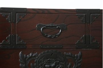 中古　欅産業　仙台民芸箪笥(仙台箪笥)　漆塗りの品のある佇まいが美しい衣装箪笥(引き出し、サイドチェスト、収納箪笥、和たんす)(定価約53万円)(R-081316)