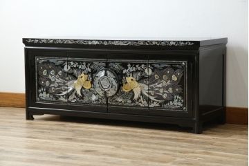 中古　美品　韓国民芸家具　孔雀　鳳凰(ホウオウ)　花鳥図　繊細な螺鈿(ラデン)細工が美しく描かれたローボード(テレビ台、収納棚、戸棚、リビングボード)(R-081318)